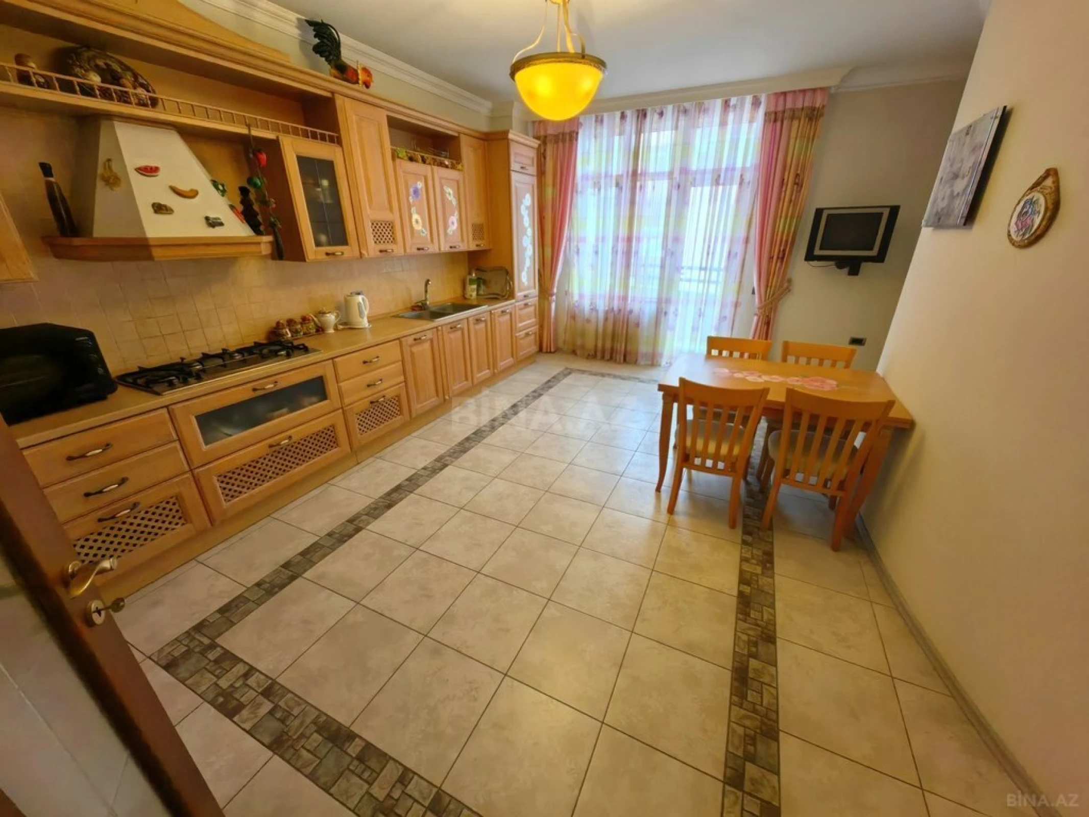 Satılır 4 otaqlı mənzil 245 m²