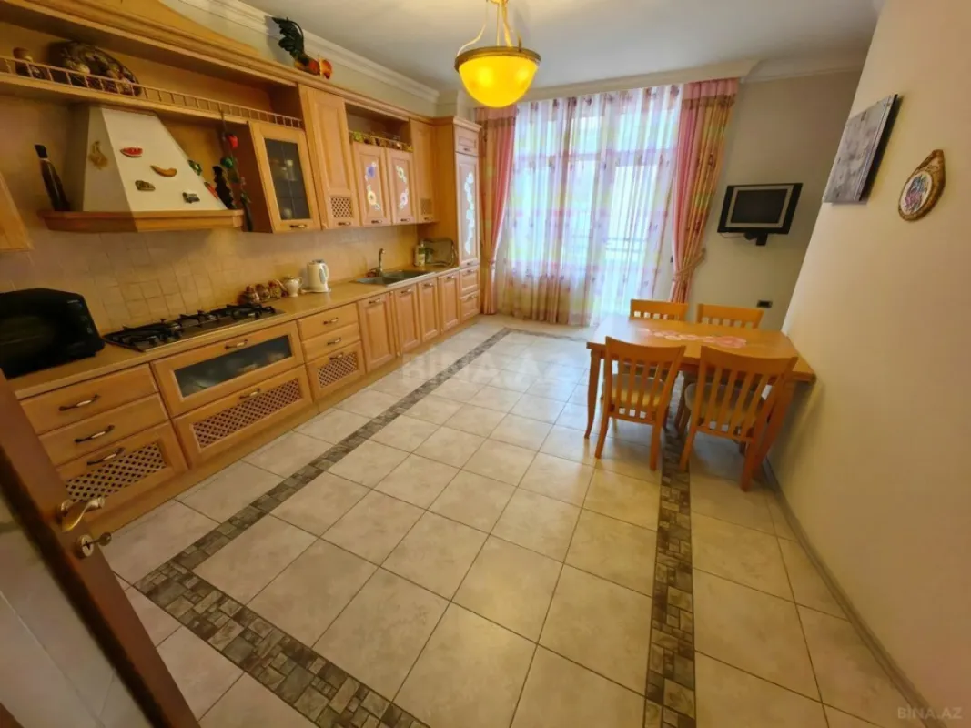 Satılır 4 otaqlı mənzil 245 m²