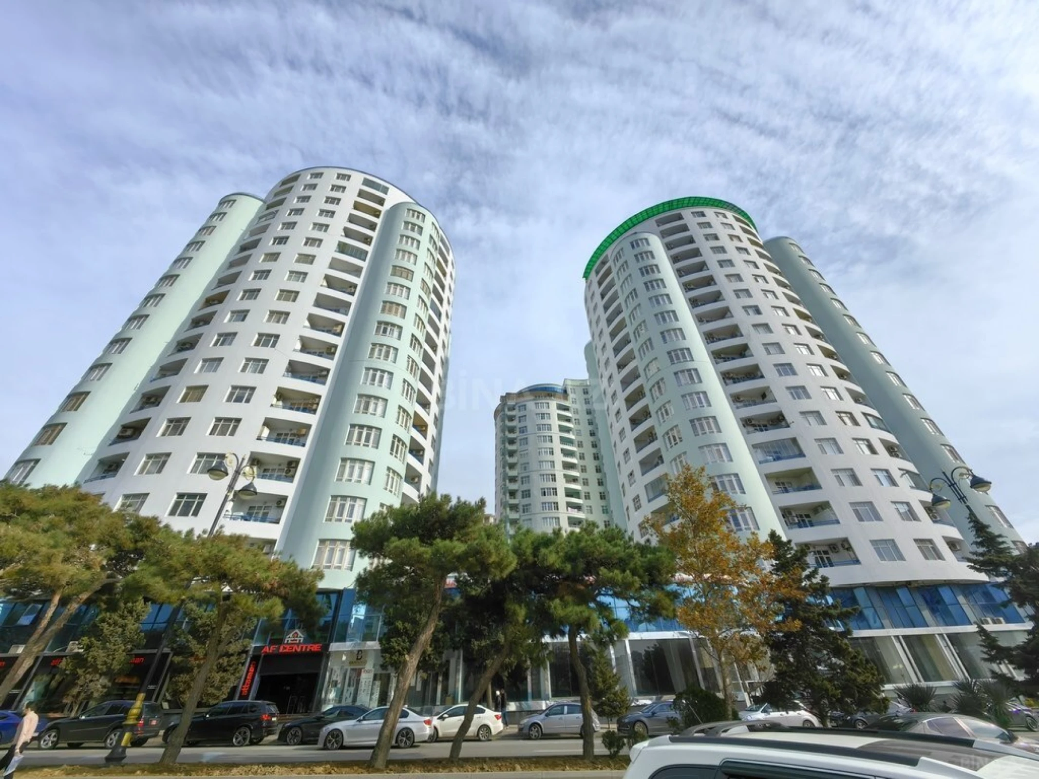 Satılır 4 otaqlı mənzil 245 m²