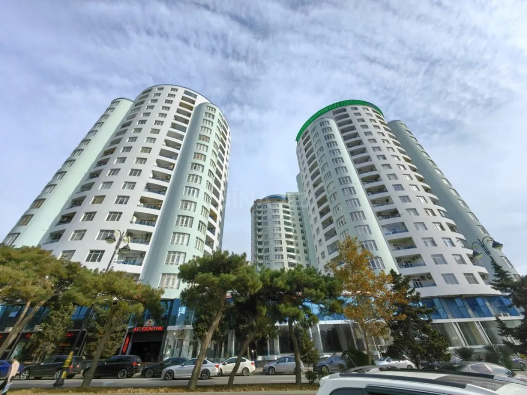 Satılır 4 otaqlı mənzil 245 m²