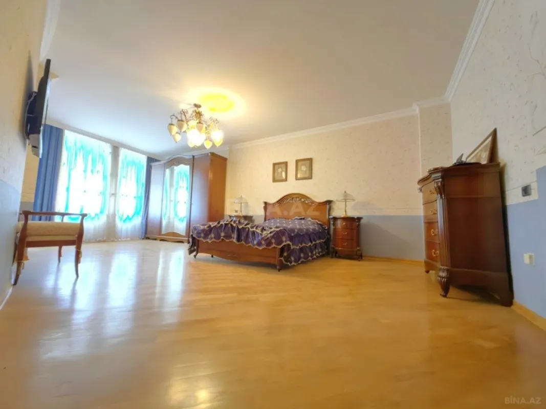 Satılır 4 otaqlı mənzil 245 m²