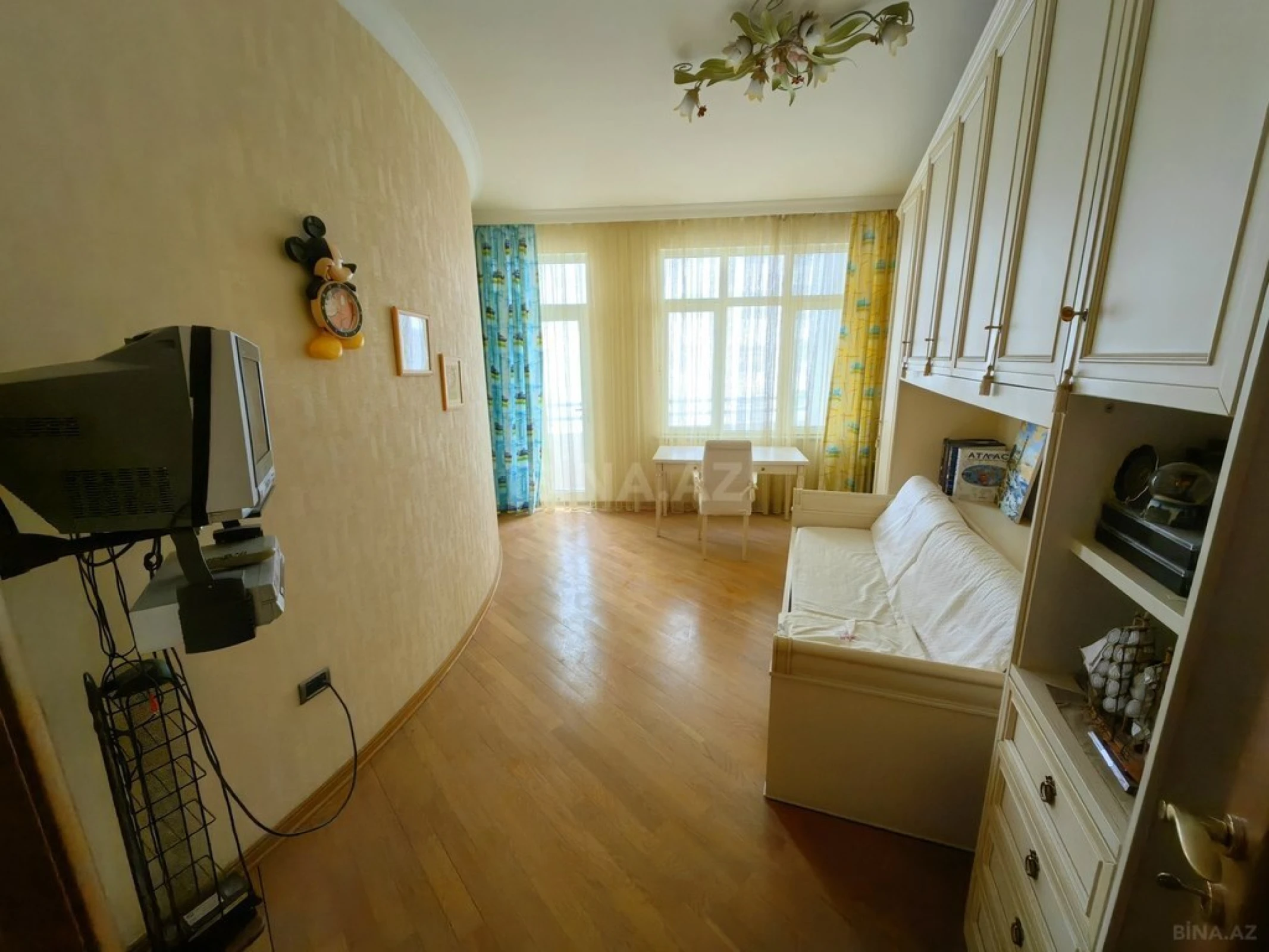 Satılır 4 otaqlı mənzil 245 m²