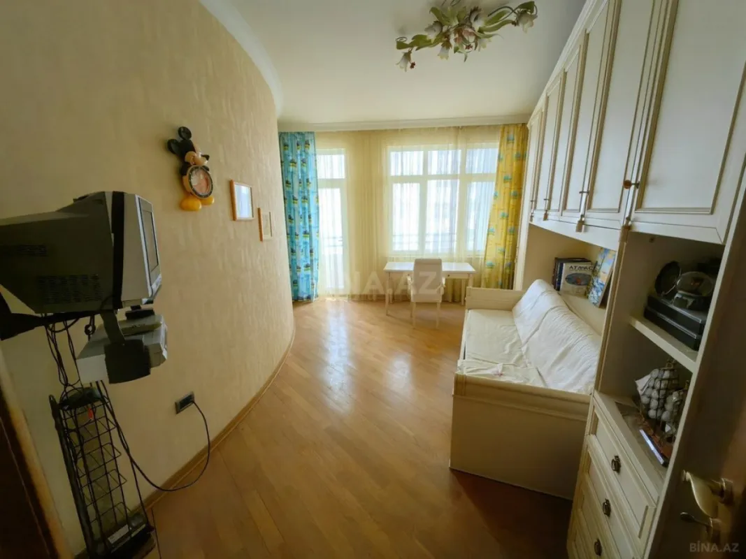 Satılır 4 otaqlı mənzil 245 m²