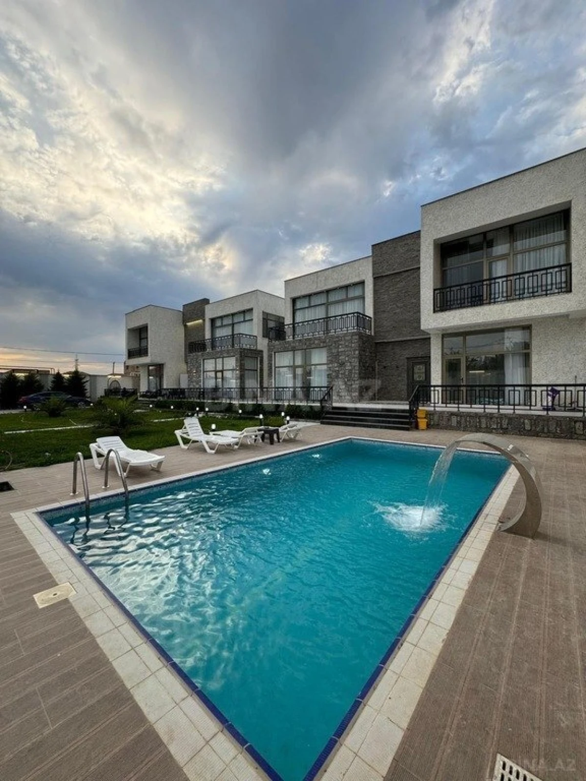 Kirayə verilir 6 otaqlı həyət evi 500 m²