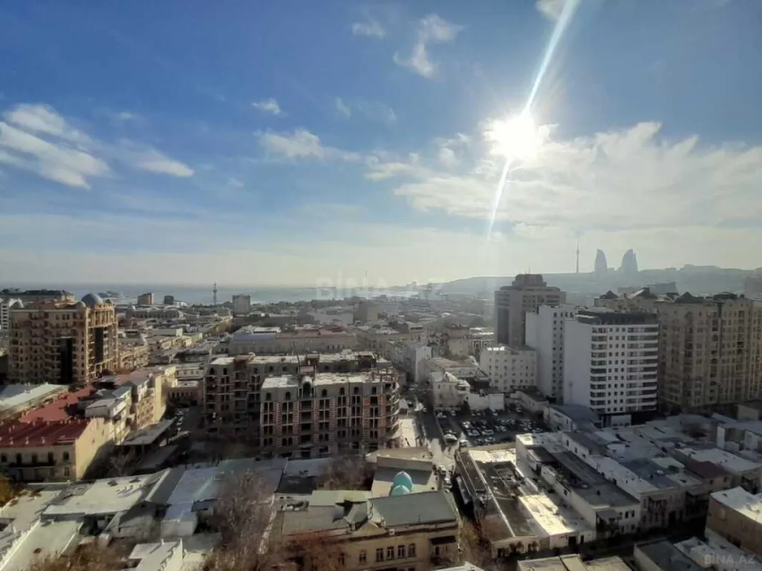 Satılır 4 otaqlı mənzil 220 m²