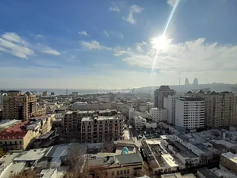 Satılır 4 otaqlı mənzil 220 m²