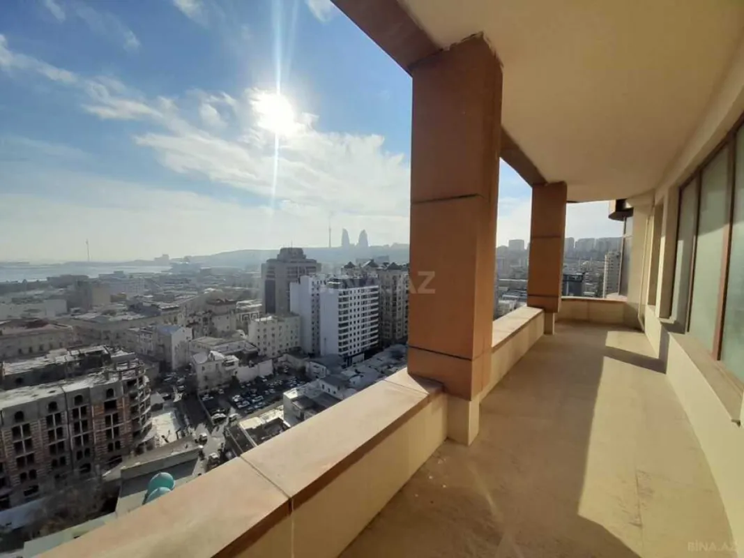 Satılır 4 otaqlı mənzil 220 m²