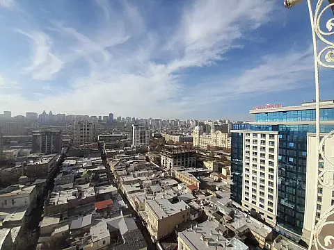 Satılır 4 otaqlı mənzil 220 m²