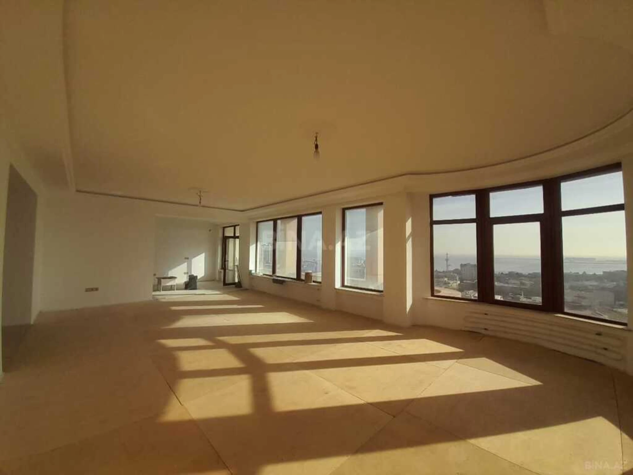 Satılır 4 otaqlı mənzil 220 m²