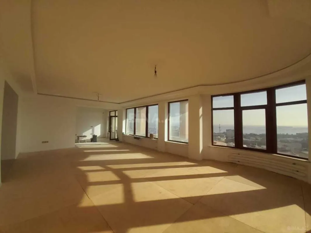 Satılır 4 otaqlı mənzil 220 m²