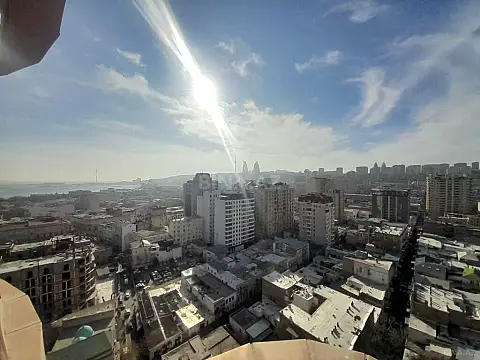 Satılır 4 otaqlı mənzil 220 m²