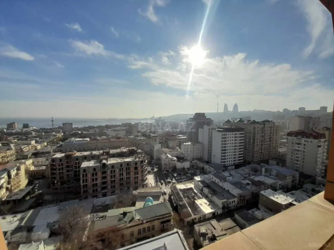 Satılır 4 otaqlı mənzil 220 m²