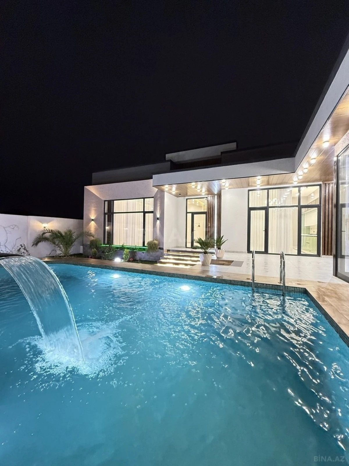 Satılır 5 otaqlı həyət evi 220 m²