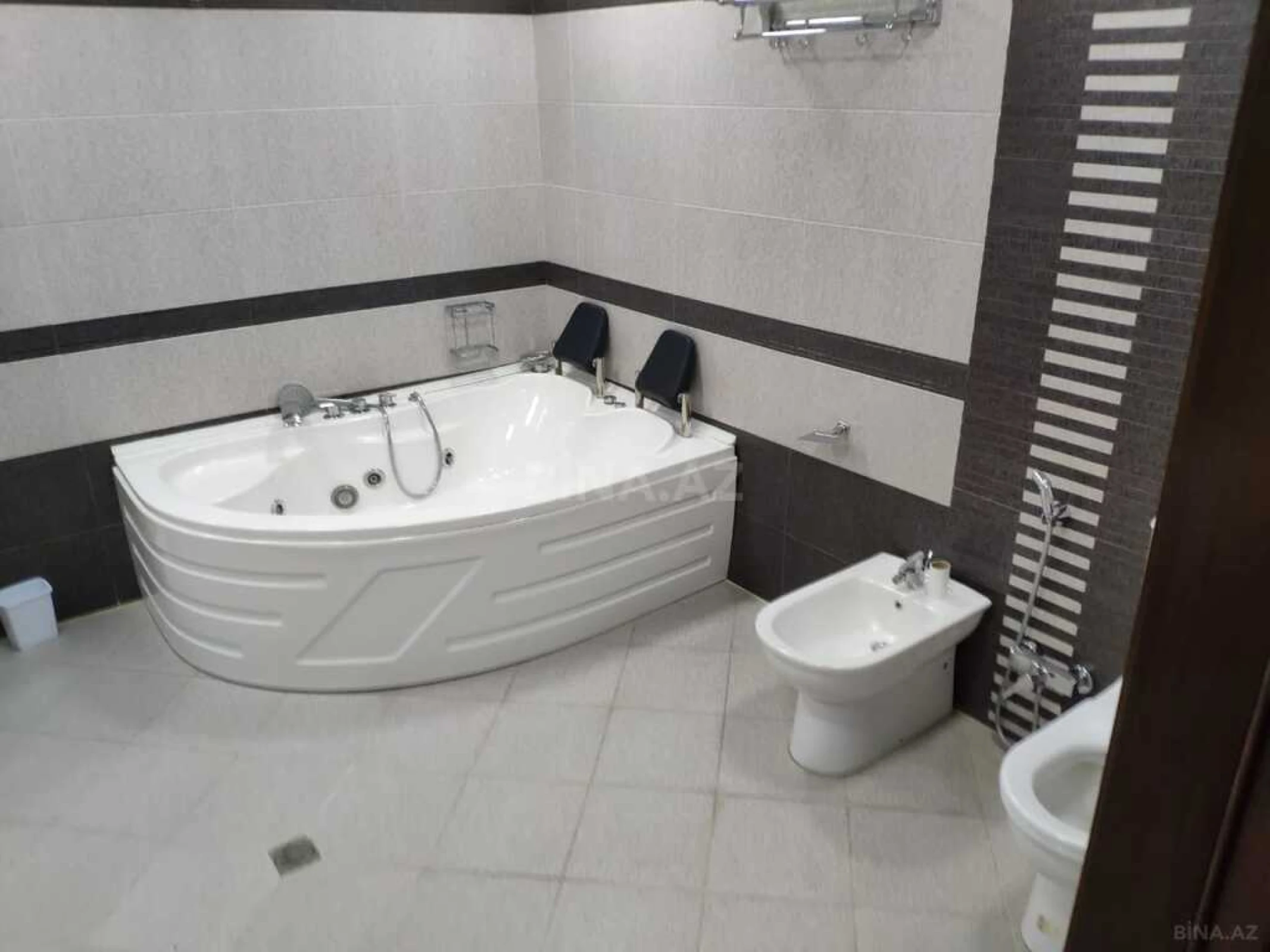 Kirayə verilir 4 otaqlı mənzil 220 m²