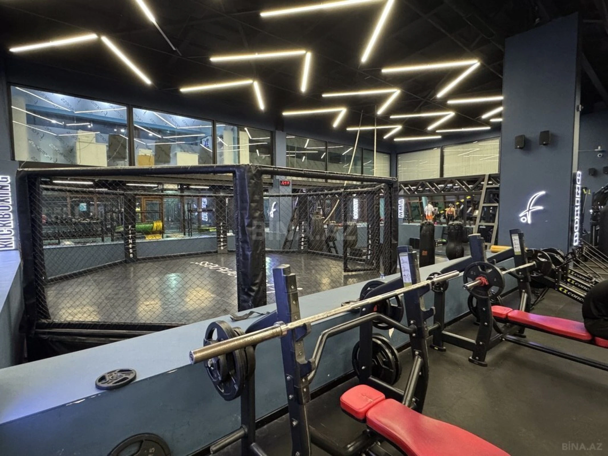 Kirayə verilir 4 otaqlı mənzil 220 m²