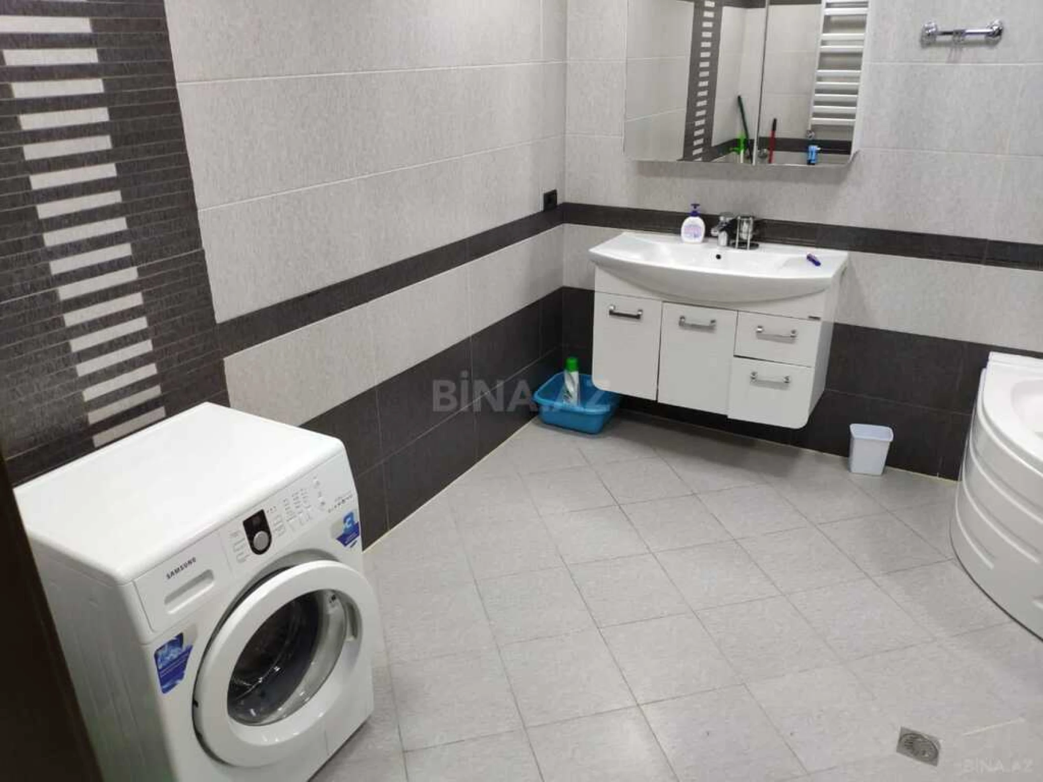 Kirayə verilir 4 otaqlı mənzil 220 m²