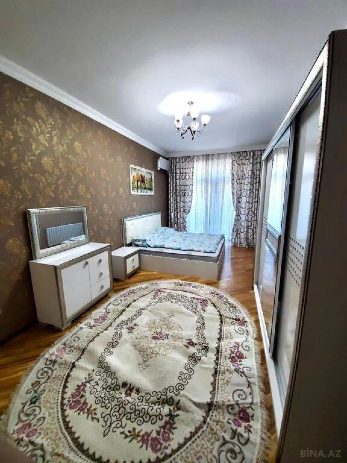 Kirayə verilir 4 otaqlı mənzil 220 m²