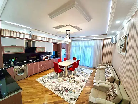 Kirayə verilir 4 otaqlı mənzil 220 m²