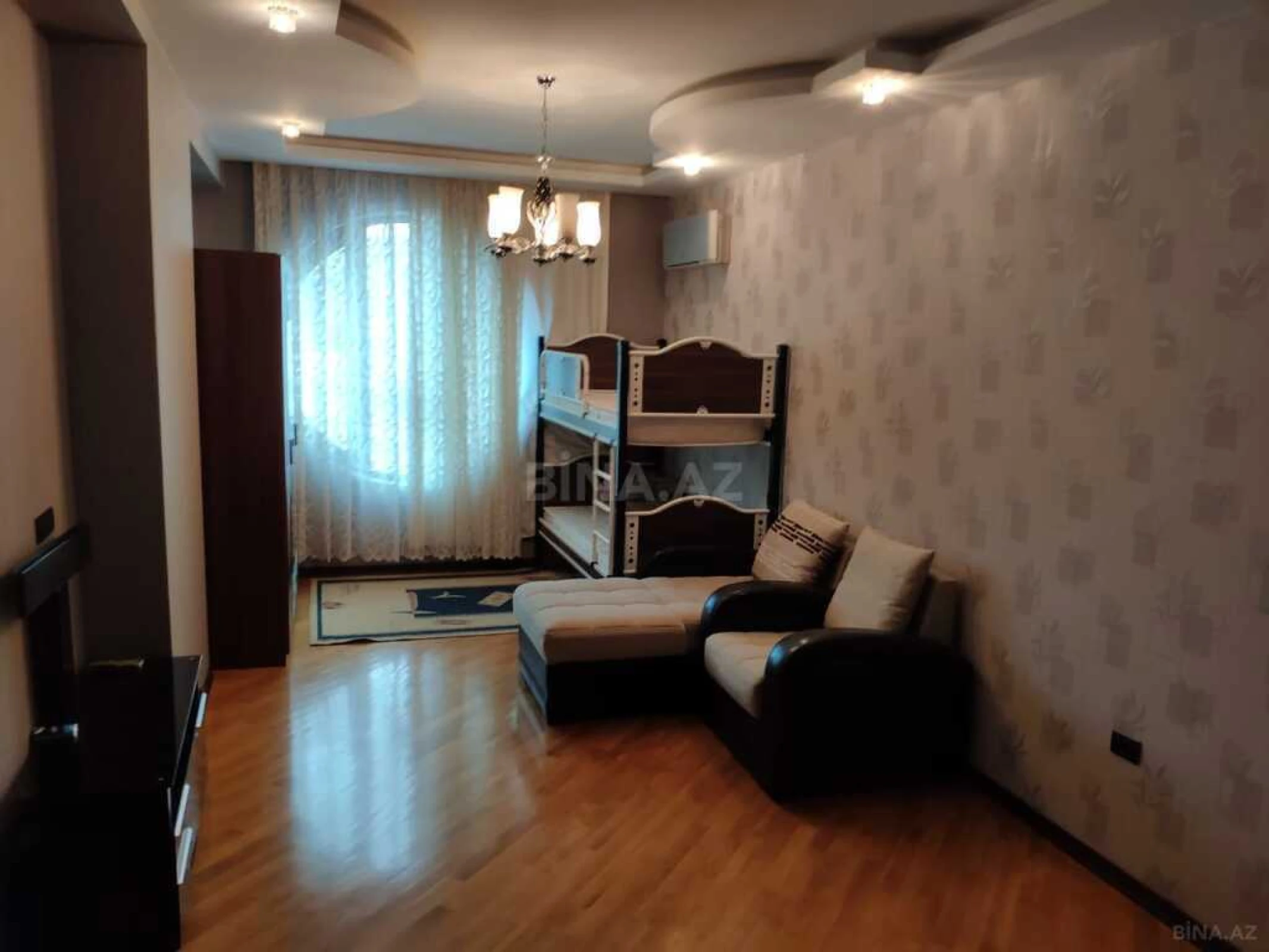 Kirayə verilir 4 otaqlı mənzil 220 m²