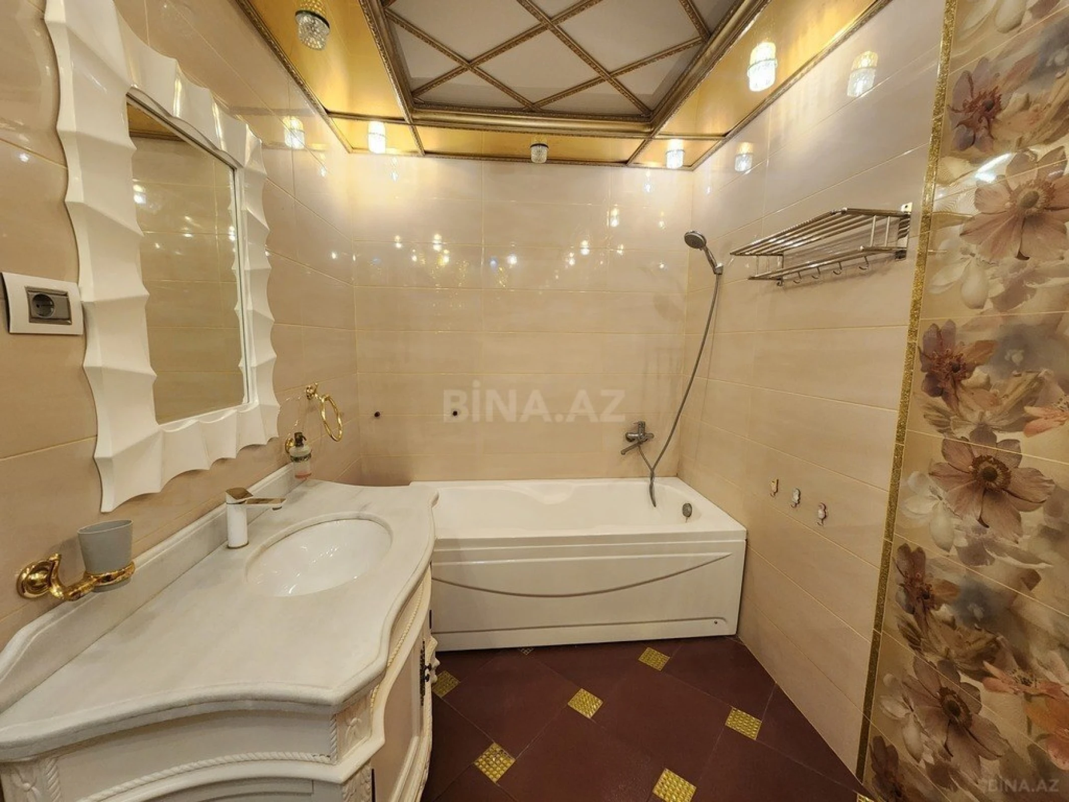 Kirayə verilir 6 otaqlı mənzil 300 m²