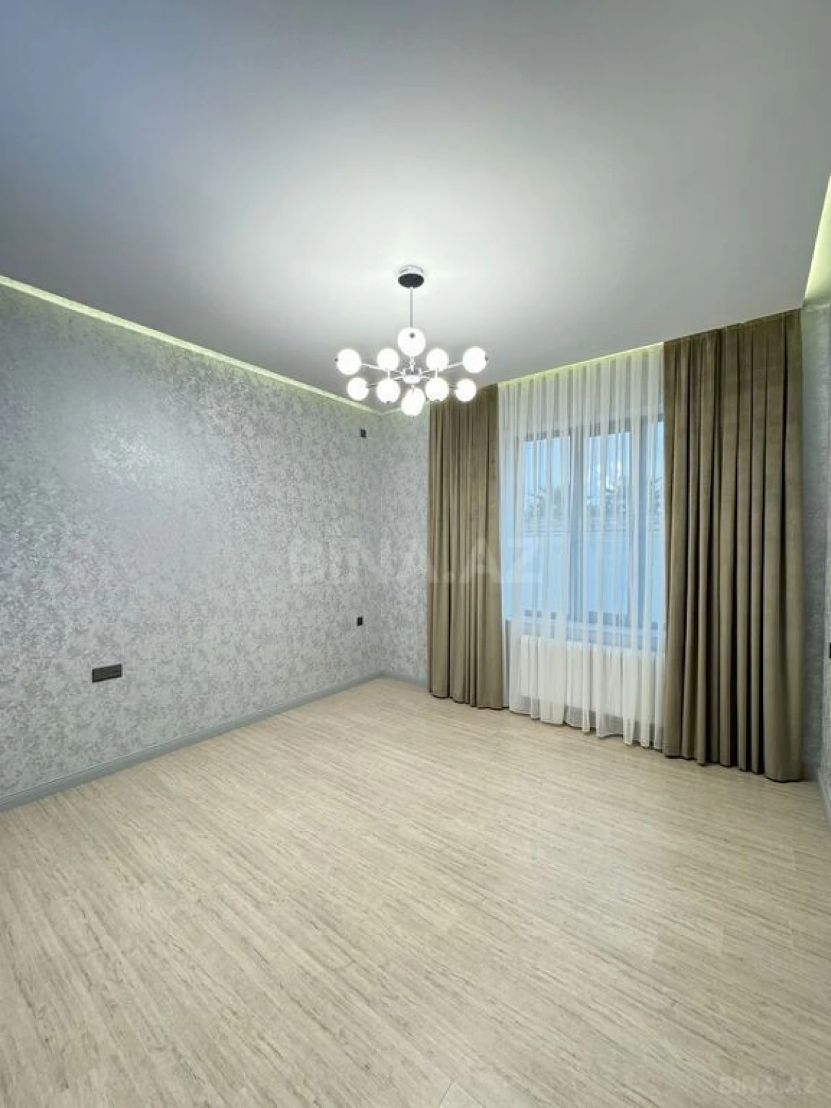 Satılır 5 otaqlı həyət evi 240 m²