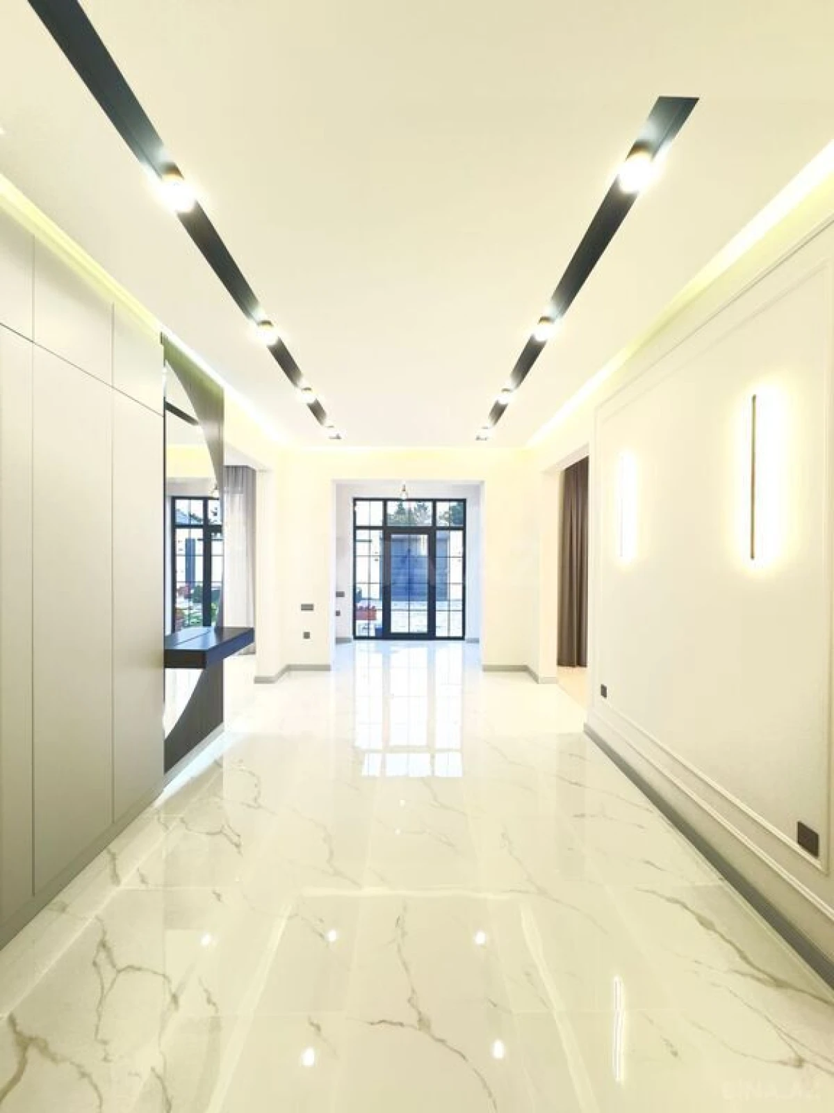 Satılır 5 otaqlı həyət evi 240 m²