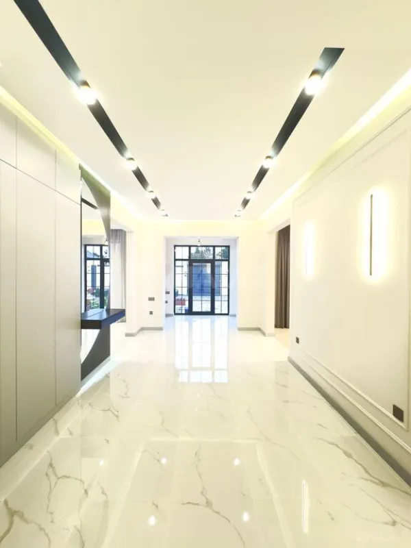 Satılır 5 otaqlı həyət evi 240 m²