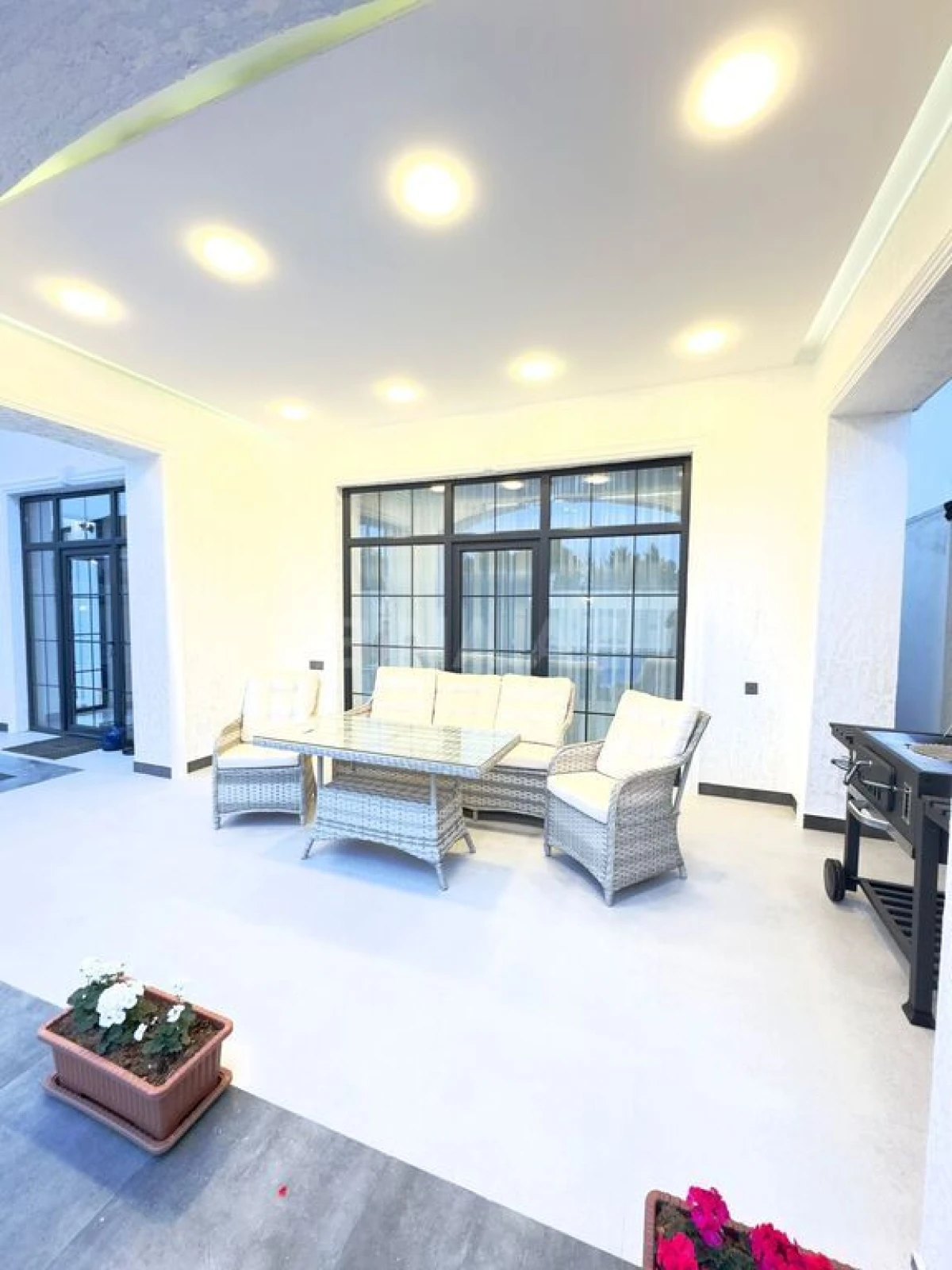 Satılır 5 otaqlı həyət evi 240 m²
