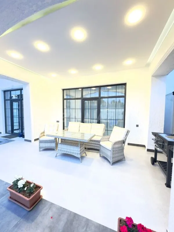 Satılır 5 otaqlı həyət evi 240 m²