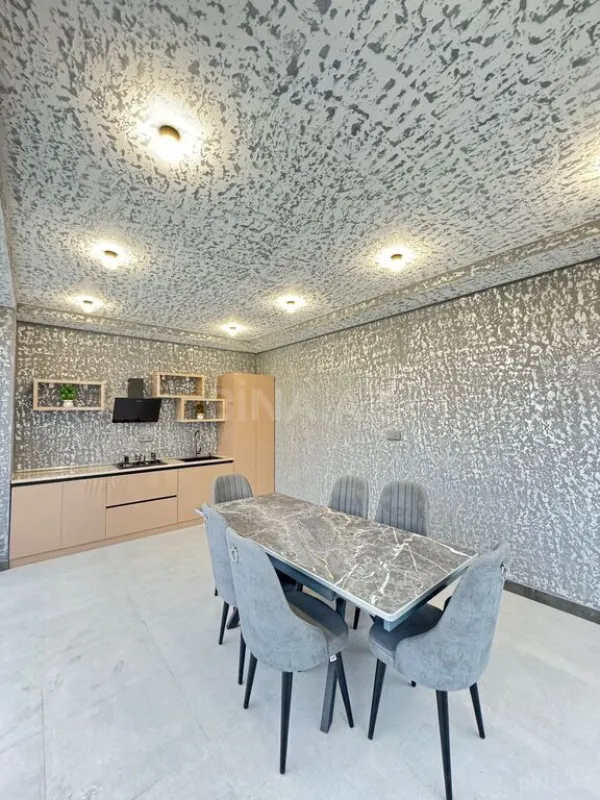 Satılır 5 otaqlı həyət evi 240 m²