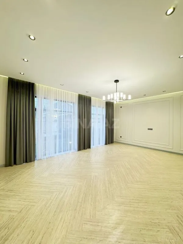Satılır 5 otaqlı həyət evi 240 m²