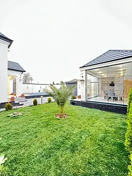 Satılır 5 otaqlı həyət evi 240 m²