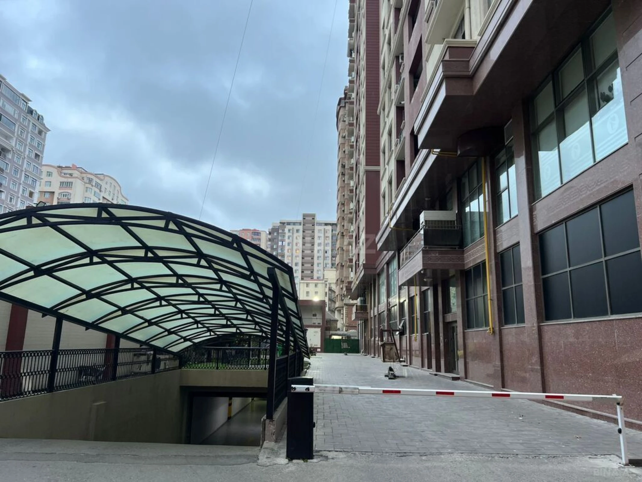 Satılır 3 otaqlı mənzil 135 m²