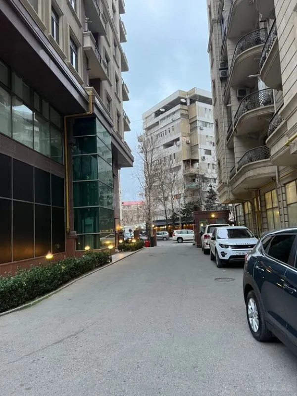 Satılır 3 otaqlı mənzil 135 m²