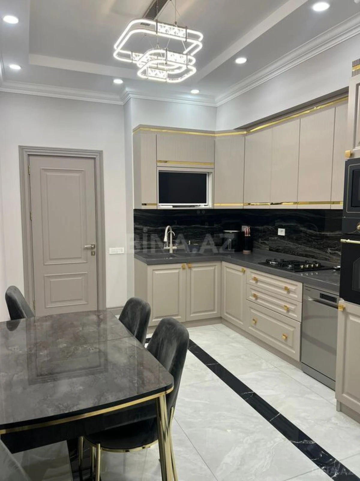 Satılır 3 otaqlı mənzil 135 m²