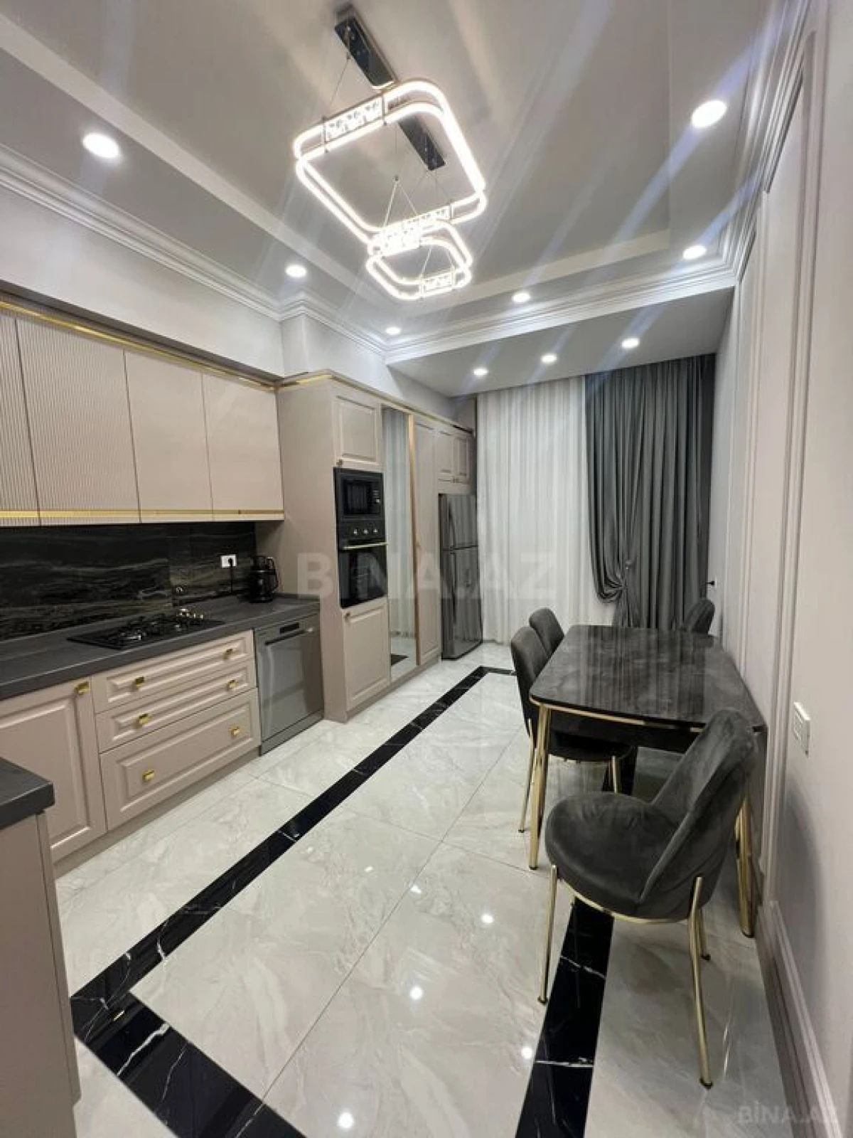 Satılır 3 otaqlı mənzil 135 m²