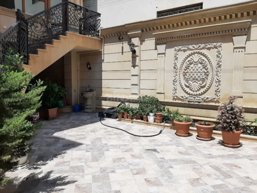 Satılır 7 otaqlı həyət evi 600 m²