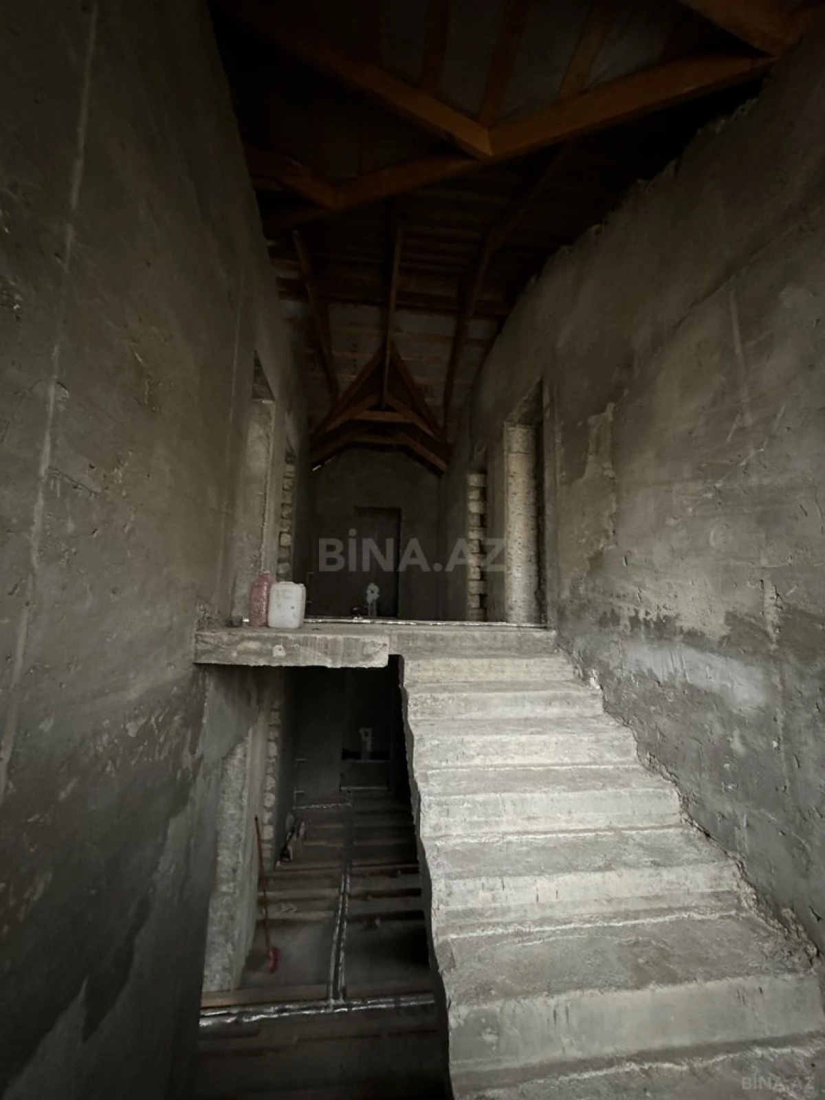 Satılır 9 otaqlı həyət evi 310 m²