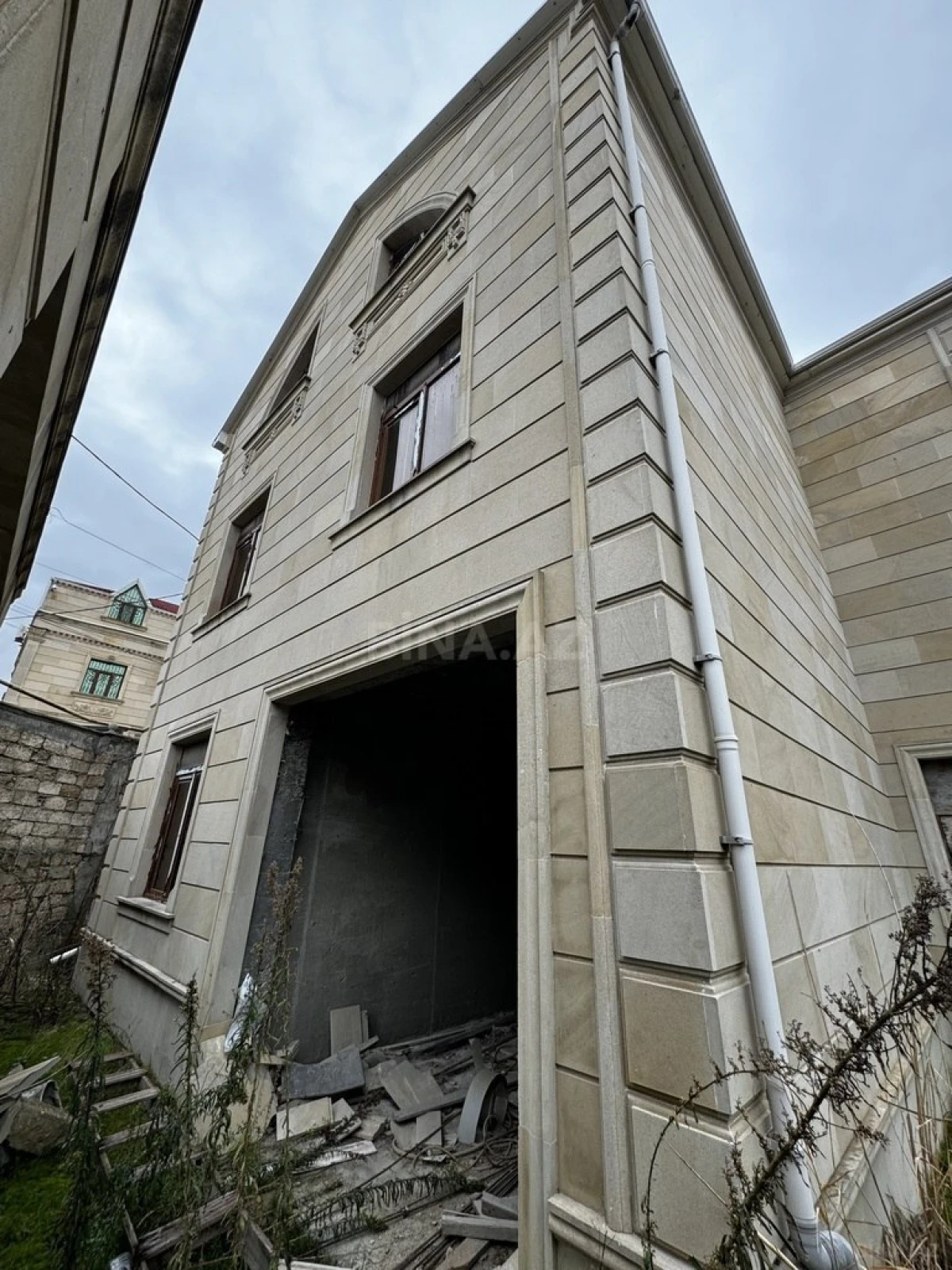 Satılır 9 otaqlı həyət evi 310 m²