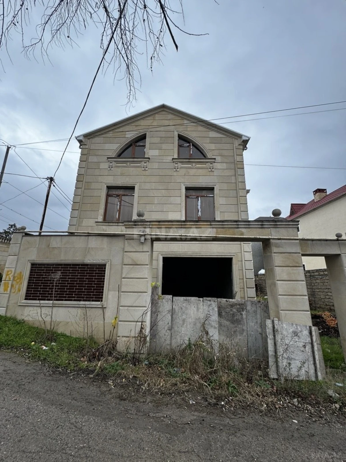 Satılır 9 otaqlı həyət evi 310 m²