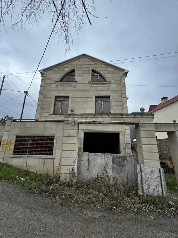 Satılır 9 otaqlı həyət evi 310 m²