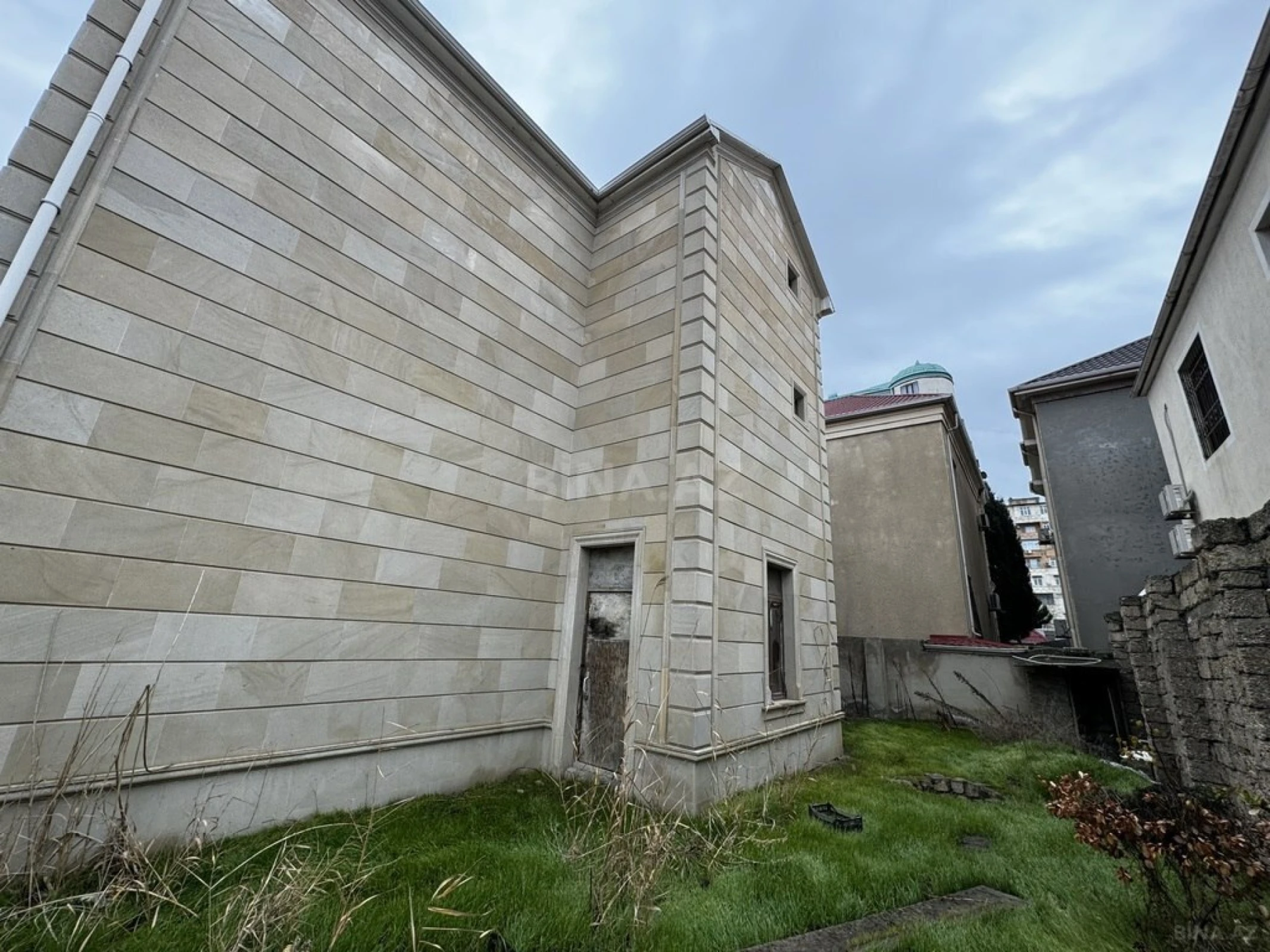 Satılır 9 otaqlı həyət evi 310 m²