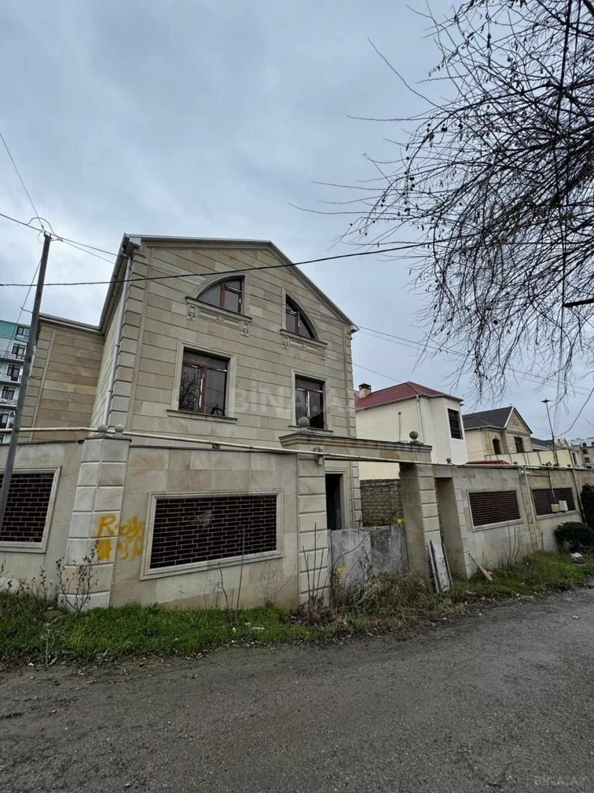 Satılır 9 otaqlı həyət evi 310 m²