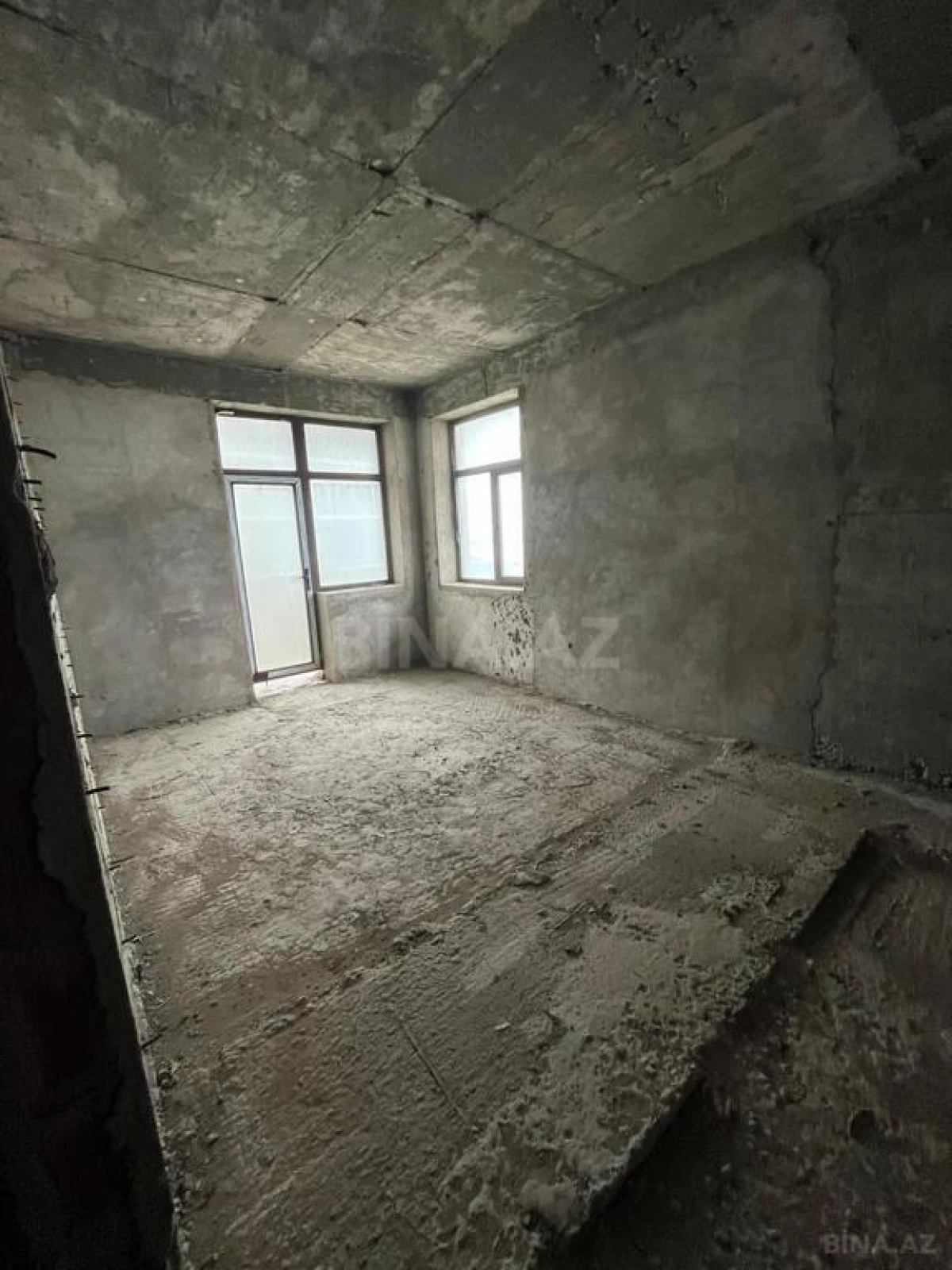 Satılır 4 otaqlı mənzil 240 m²