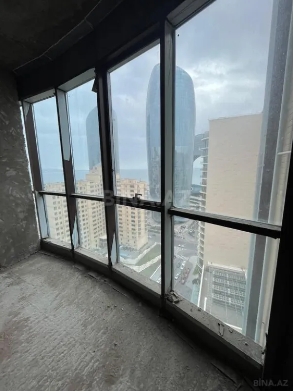 Satılır 4 otaqlı mənzil 240 m²