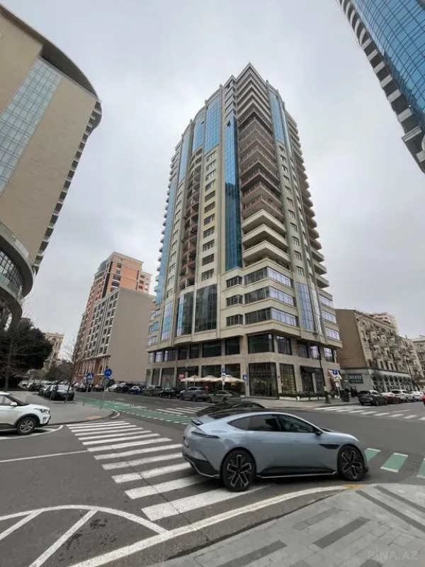 Satılır 4 otaqlı mənzil 240 m²