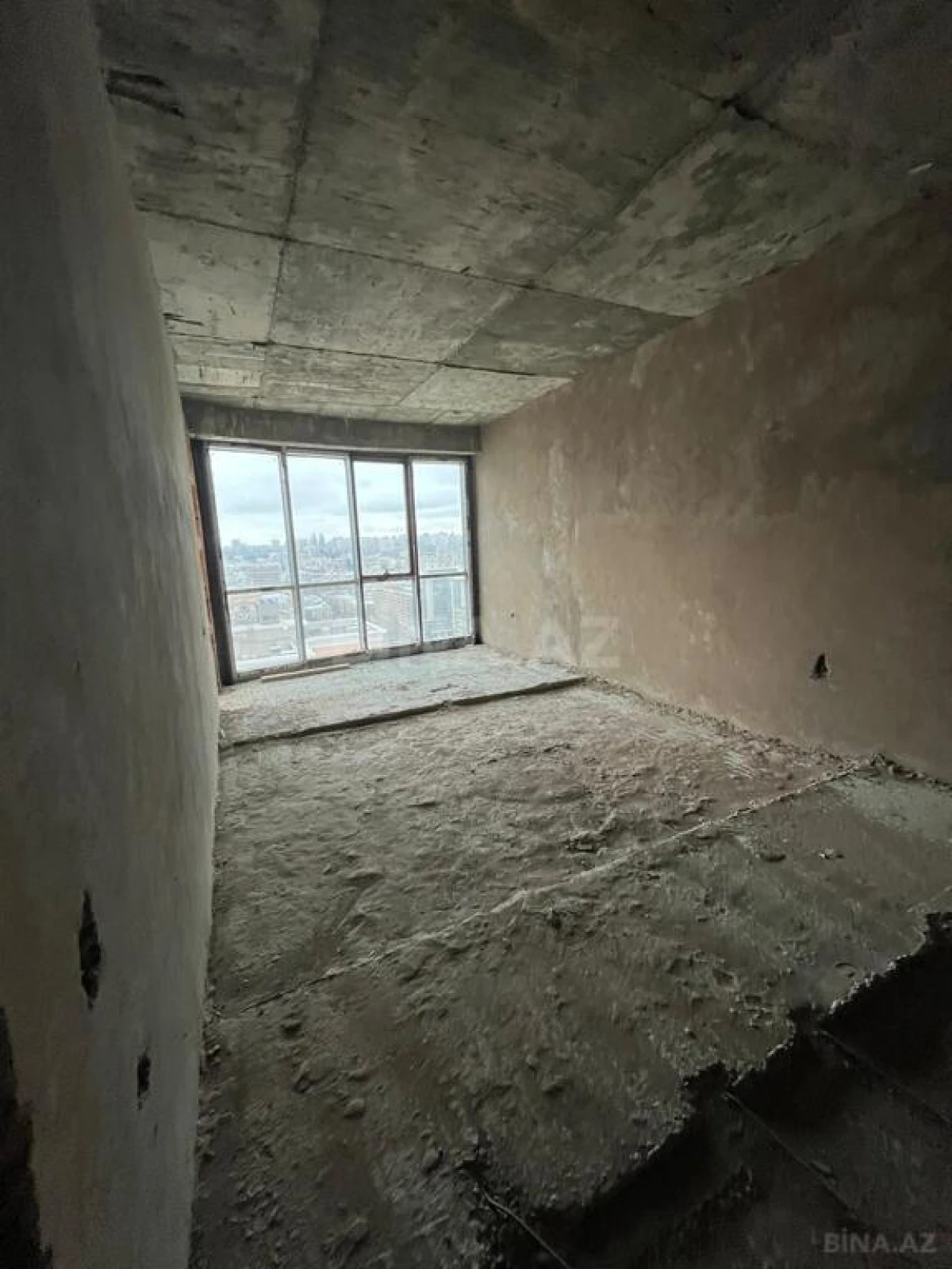 Satılır 4 otaqlı mənzil 240 m²