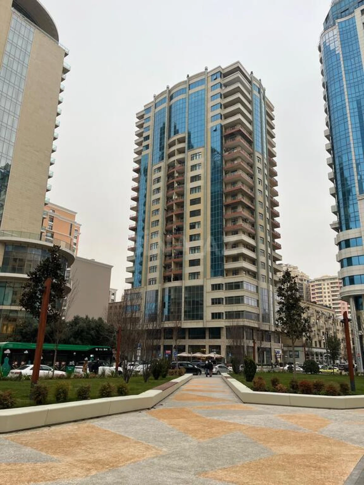 Satılır 4 otaqlı mənzil 240 m²