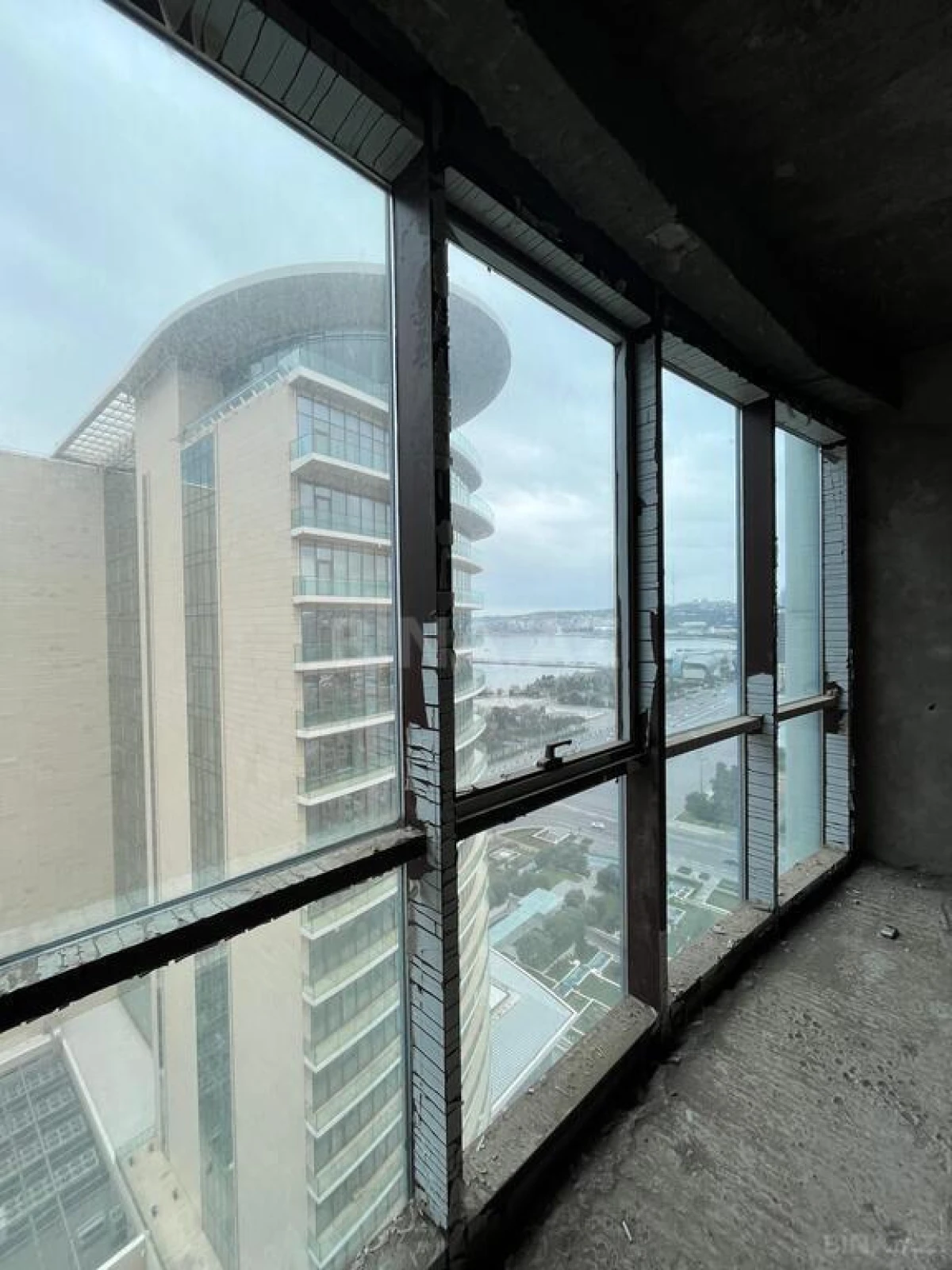 Satılır 4 otaqlı mənzil 240 m²