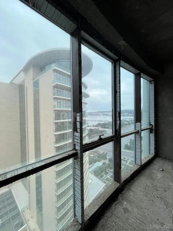 Satılır 4 otaqlı mənzil 240 m²